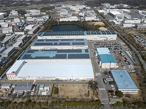 川崎重工業、1MW超のソーラーカーポートを初導入　4件目の寄付型PPA