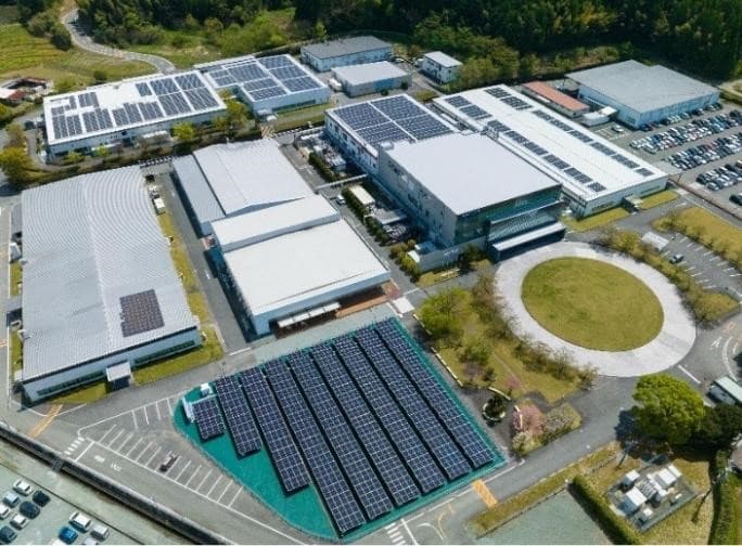 オムロン、国内の電子部品工場で太陽光発電電力による生産を開始