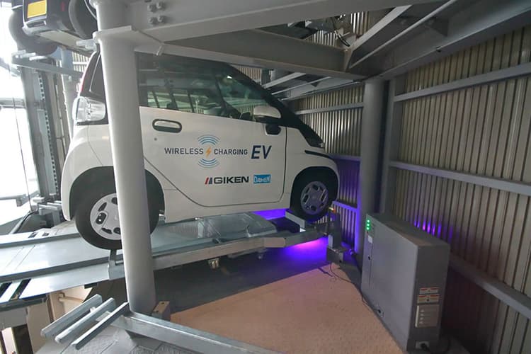 機械式駐車場で、超小型EVを自動ワイヤレス充電 運用実証開始