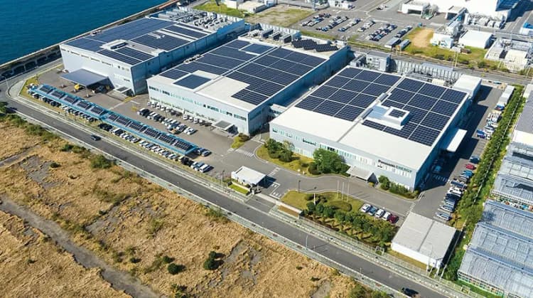 屋上全面に太陽光搭載、CO2ゼロ工場が稼働開始　パナソニックエナジー