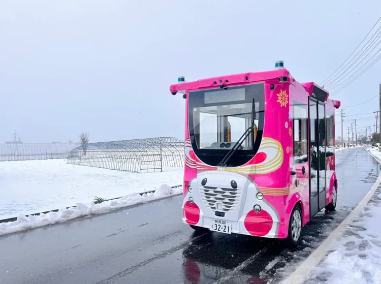 新潟県弥彦村、自動運転EVを通年運行へ　ソフトバンク子会社らと