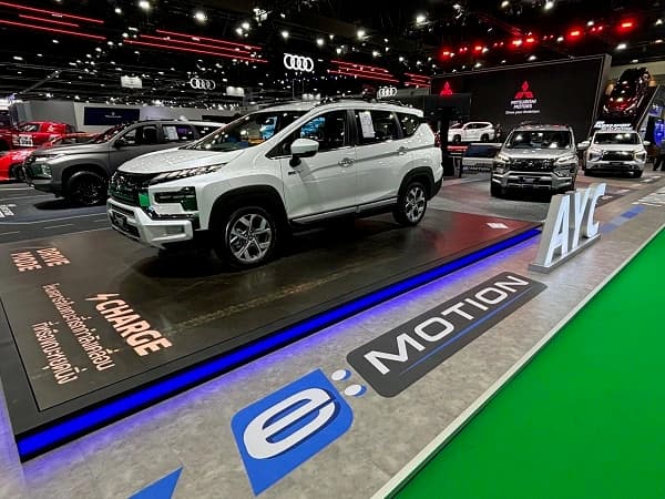三菱自動車が多目的車「エクスパンダーHEV」を公開