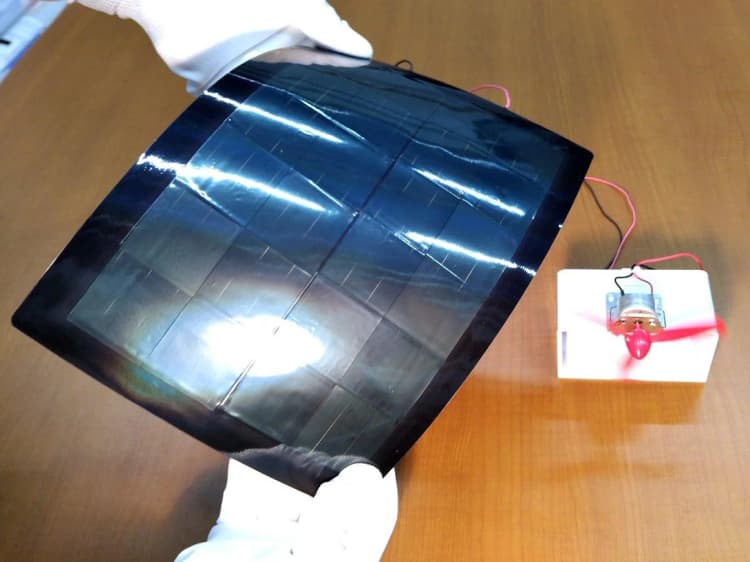 PXP、「曲がるタンデム太陽電池」実用品試作　大面積・量産に向け本格化