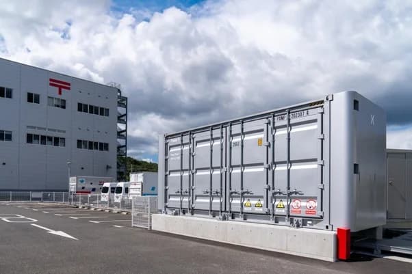 パワーエックス、系統蓄電池を使って夕方以降に再エネ供給　岡山郵便局で実証