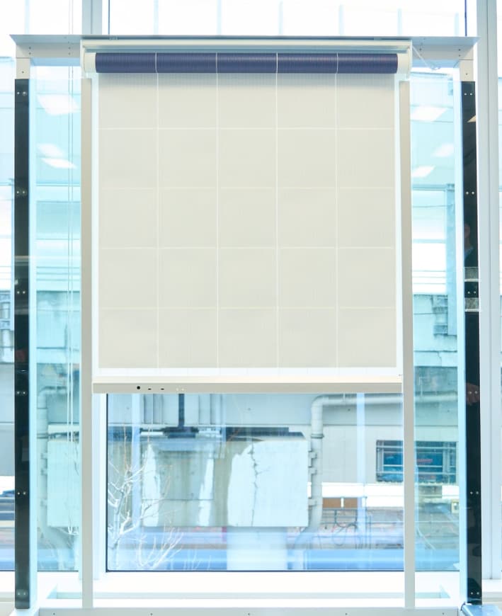 LIXIL、太陽光で発電するロールスクリーン受注へ　室内設置で省・創エネ