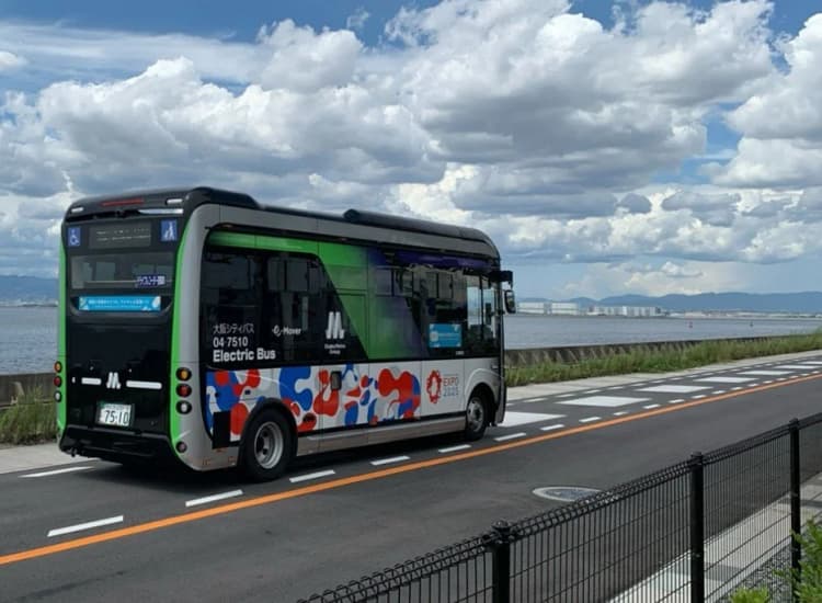 東大、大阪・関西万博会場の周回バスで走行中給電の実証　大林組・ダイヘンと