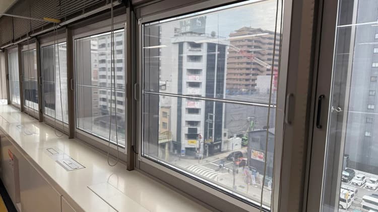 YKK AP、建材一体型太陽光発電の内窓を系統連系　実装検証を開始