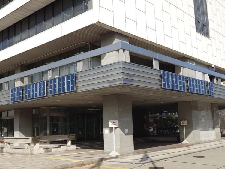道路の遮音壁や曲面屋根など9カ所でペロブスカイト太陽電池を実証、愛知県