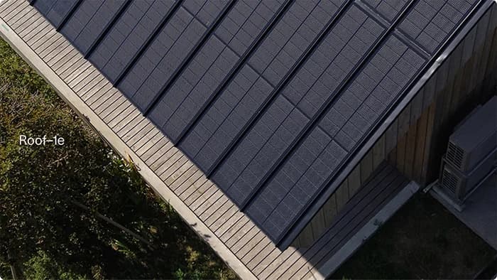 ワット単価37％削減の屋根一体型太陽光発電パネル　モノクロームが新モデル
