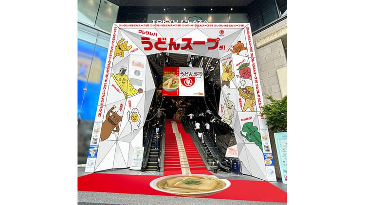 表参道で“違和感”狙った広告ジャック 強く目立って話題化や試飲体験を促進