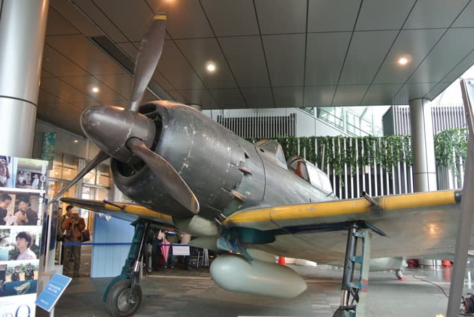 映画『永遠の0』プロモーションで、博多駅前に原寸大「零戦」模型展示