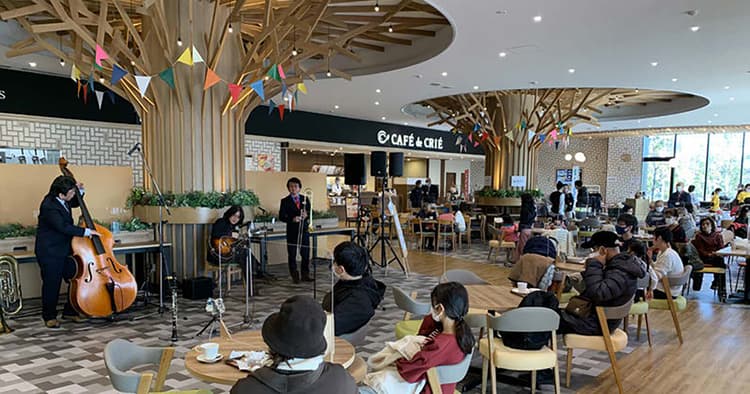 カフェや広場を地域に開放、託児所も 「開かれた物流」でイメージ変える