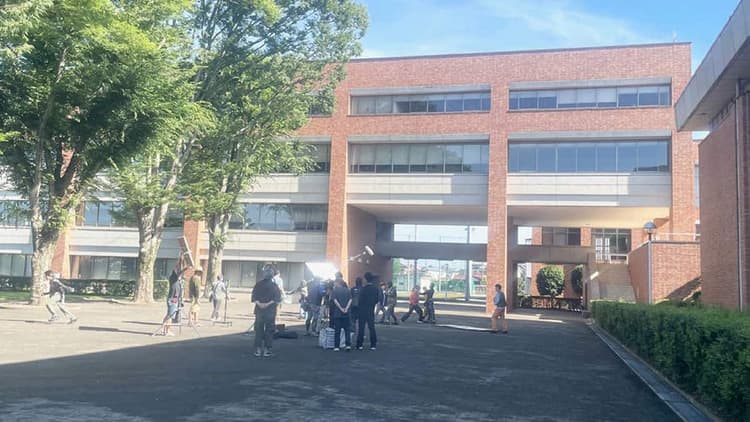 場所、校舎、それとも中身? 飛び入る虫か網を降り得る虫か