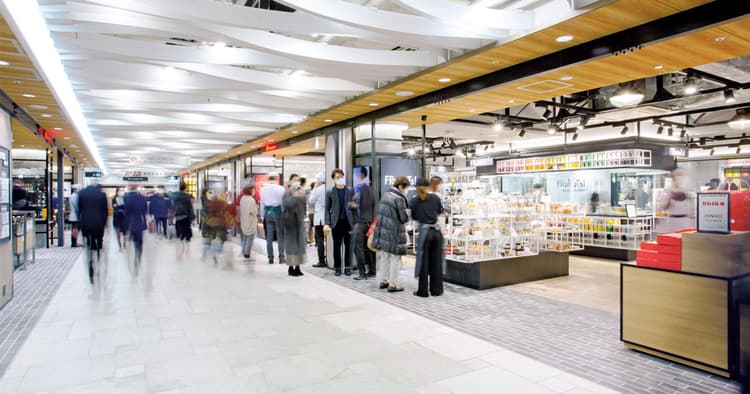 平日朝8時オープンのコンビニ型店舗も併設 日本最大級の食品フロアにライブ感も加味