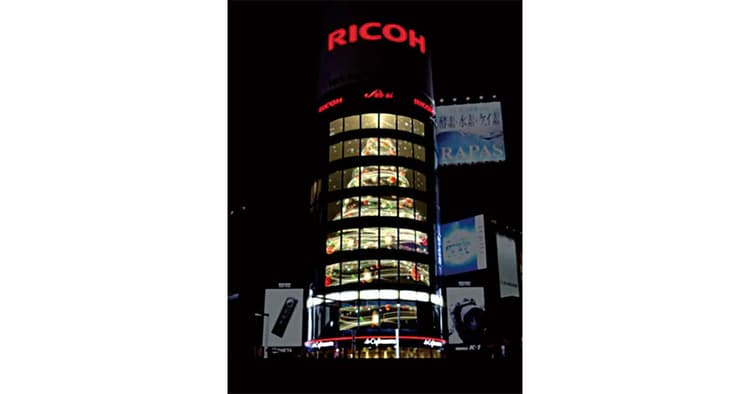 銀座の三愛ドリームセンター 内部に巨大クリスマスツリー?