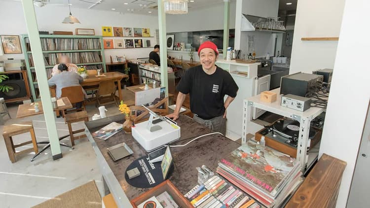 教師を「卒業」した店主がオープン 学校備品を店内装飾に活かすカフェ