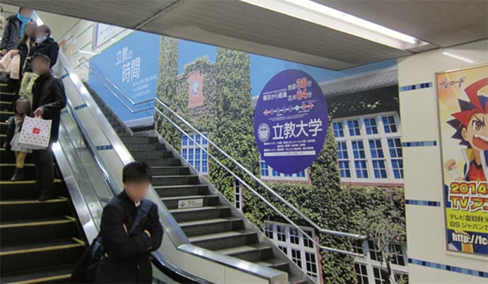 東急東横線横浜駅に立教大学キャンパスが出現-OOHの秀逸事例42連発