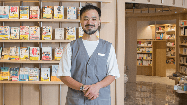 10万冊の本で人々を迎える 街を歩くように、本と巡り合う場所