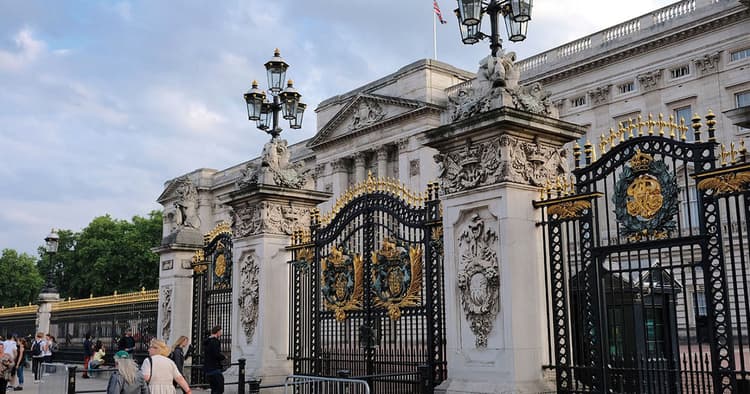 遠くて近い、英国王室と英国民