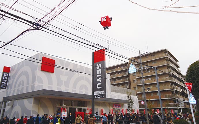 電柱からマンション壁面まで...スーパー激戦区をジャックした西友の広告