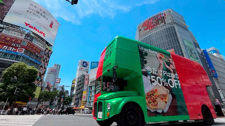 ピザが半額なら、広告も半分にする 値引きを「体験化」したUber Eatsの逆転発想