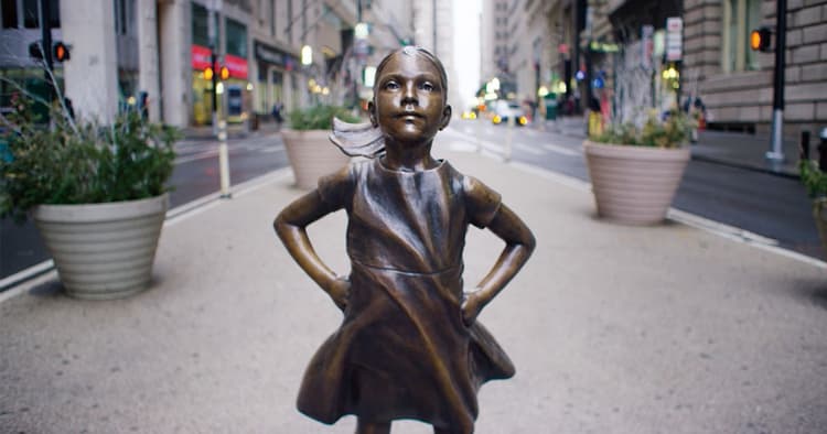 毅然とした立ち姿で 女性の権利を発信する女の子の銅像<br>「FEARLESS GIRL」