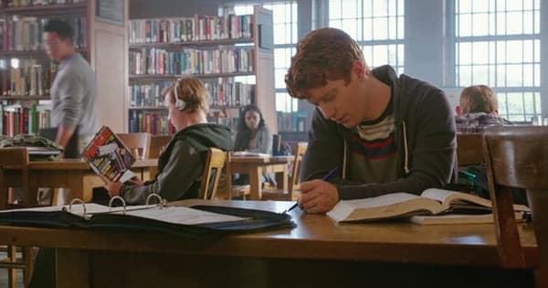 青春ストーリーの裏側で見過ごされるもう一つのストーリー「EVAN」ほか