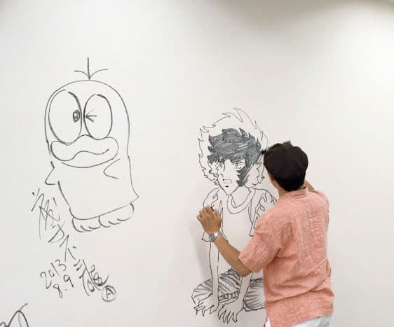 藤子不二雄Aから浦沢直樹まで、豪華“落書き”で一躍観光名所に
