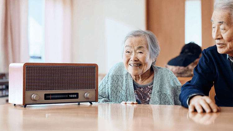 ダイヤルを回すと記憶が蘇るAIラジオ
