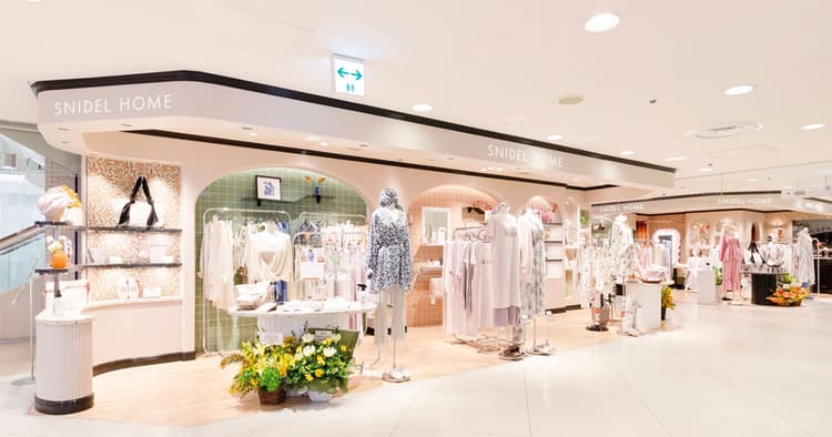 おうち時間をポジティブに ファッションブランド「SNIDEL」が出店加速中