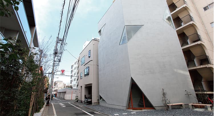 小さな山を毎日登るような建物