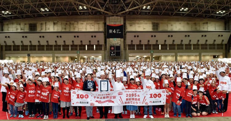 森永乳業100周年 2000人超でギネス世界記録に挑戦