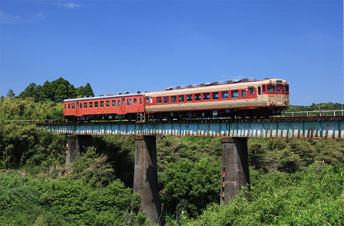 廃止寸前から立て直した千葉県・いすみ鉄道 生き残るために地域の広告塔になる