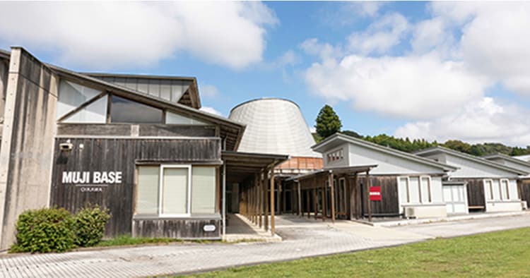 温泉郷の廃校跡に現れた「無印良品」 地域に開かれた体験型宿泊施設に挑戦