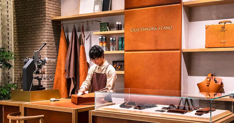土屋鞄製造所、EC・店舗で深く知ってもらい購入へつなげる