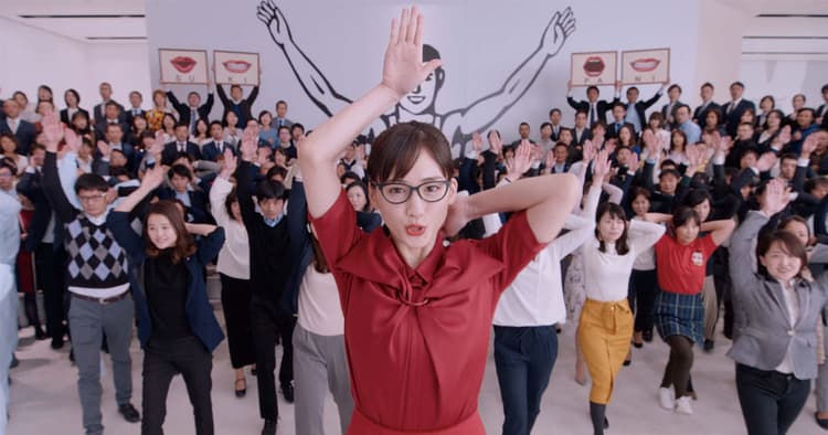 「スキパニスマイル」で世界中の人々を笑顔に!江崎グリコの新・企業広告