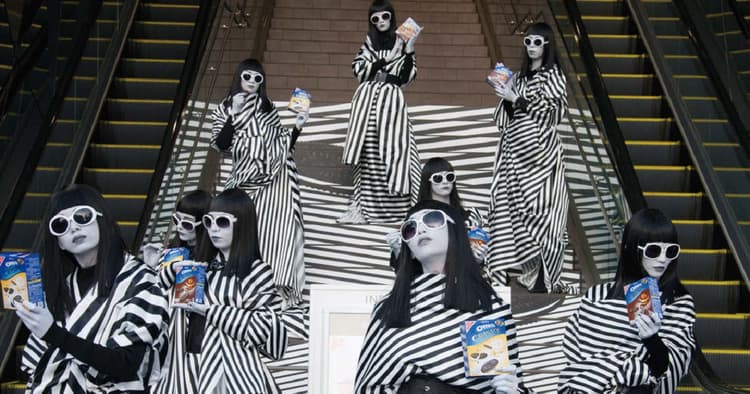 表参道で「新生・オレオ」をアピール ランウェイ仕立てのPRイベントに潜入