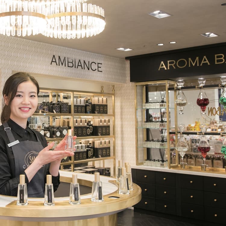 バーをイメージした内装の輸入化粧品店「SABON GOURMET」