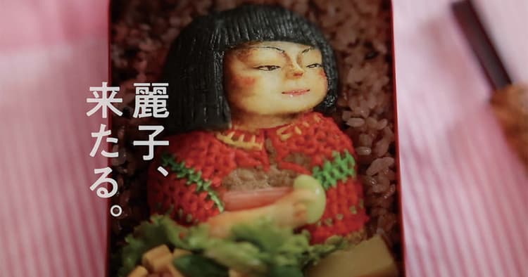 『不気味』な「麗子微笑」を描いたCM