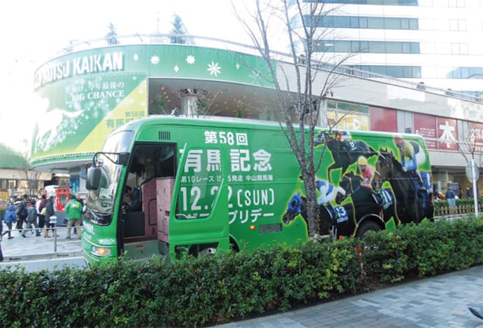 イルミネーションで競馬場を表現!「有馬記念」が有楽町駅前ジャック