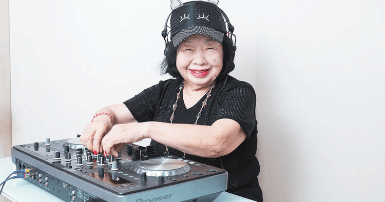 “幸せ”をダンスフロアに届ける90歳のDJ シンプルでわかりやすい、楽しくなれる広告を
