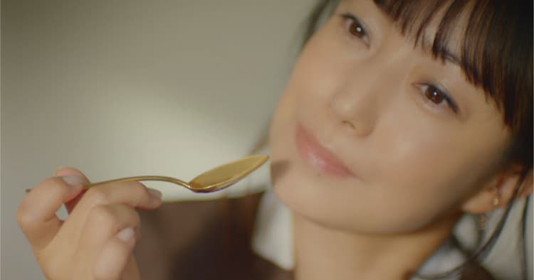 菅野美穂がふわりと浮かんだ、ロッテ「レディーボーデン」のCMの裏側