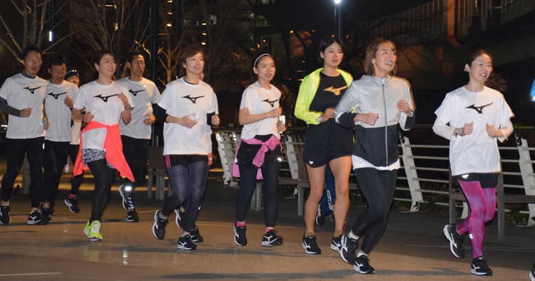 記者と夜の皇居をランニング! 体感型企画で新作シューズをPR