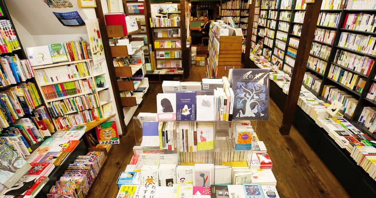駅から離れた住宅街に定着、周辺住民と遠方客が混在する書店