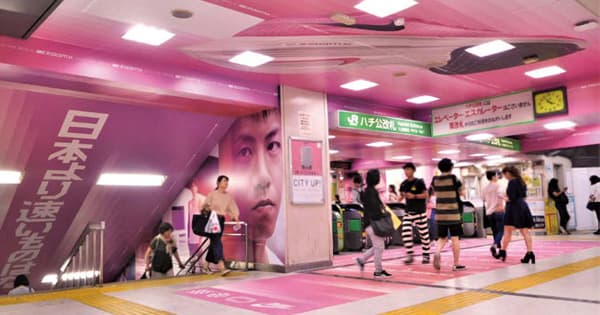 駅構内をピンク色に空間ジャック! ナイキの「誘目性」高いOOH展開