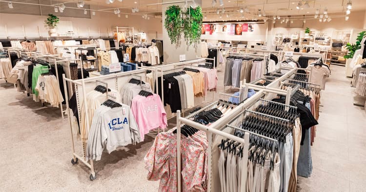H&M アップサイクルした什器で循環型ファッションを目指す路面店