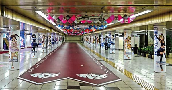 「デレステ」が新宿駅地下道をジャック!