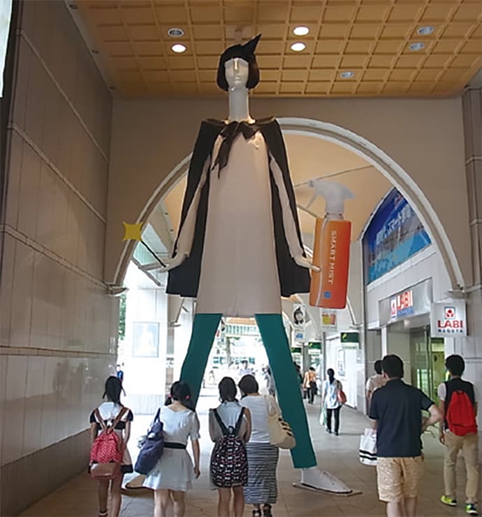 「スマートミスト」の告知で「ナナちゃん」が魔法使いに変身!-OOHの秀逸事例42連発