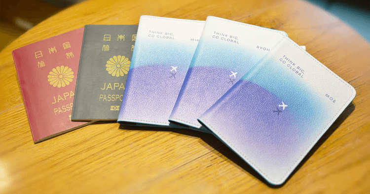 FinTが入社式で新卒社員に「パスポート贈呈」 世界に目を向けた人材育成の姿勢を伝える