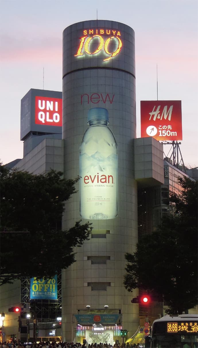 「evian」が巨大ボトルと雪山で真夏の渋谷をジャック!-OOHの秀逸事例42連発